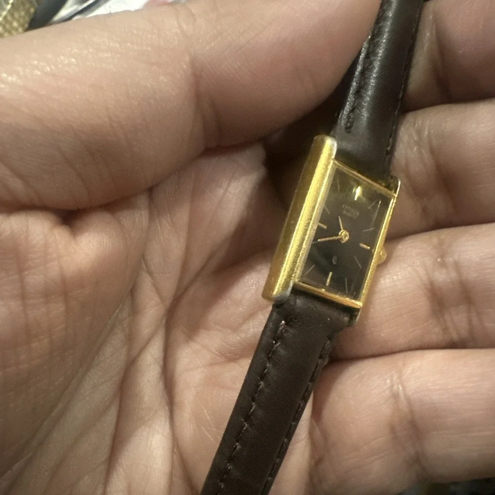 Vintage Working  Citizen Quartz Ladies Watch Black Dial Gold Tone 16.5mm Runs